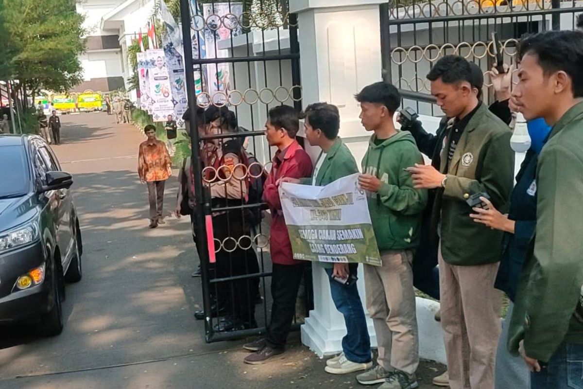 Sejumlah mahasiswa menggelar aksi unjuk rasa di gerbang kantor DPRD Cianjur saat acara Rapat Paripurna Hari Jadi Cianjur ke-248, Sabtu (12/7/2025).