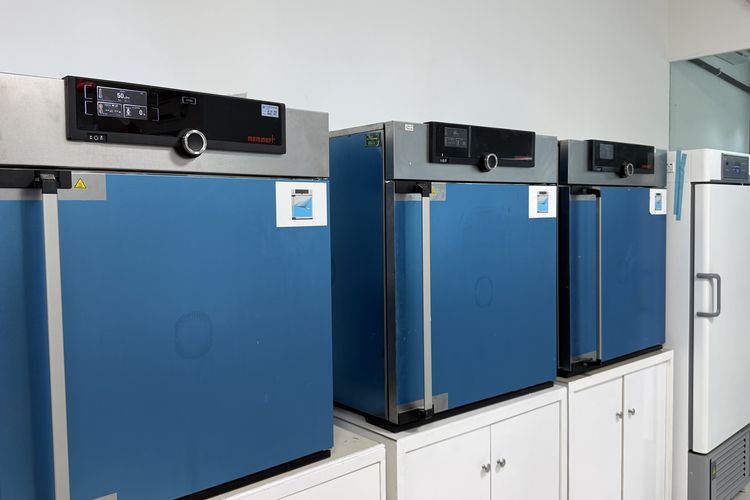 Oven untuk uji stabilitas sebelum produk didaftarkan ke BPOM. 
