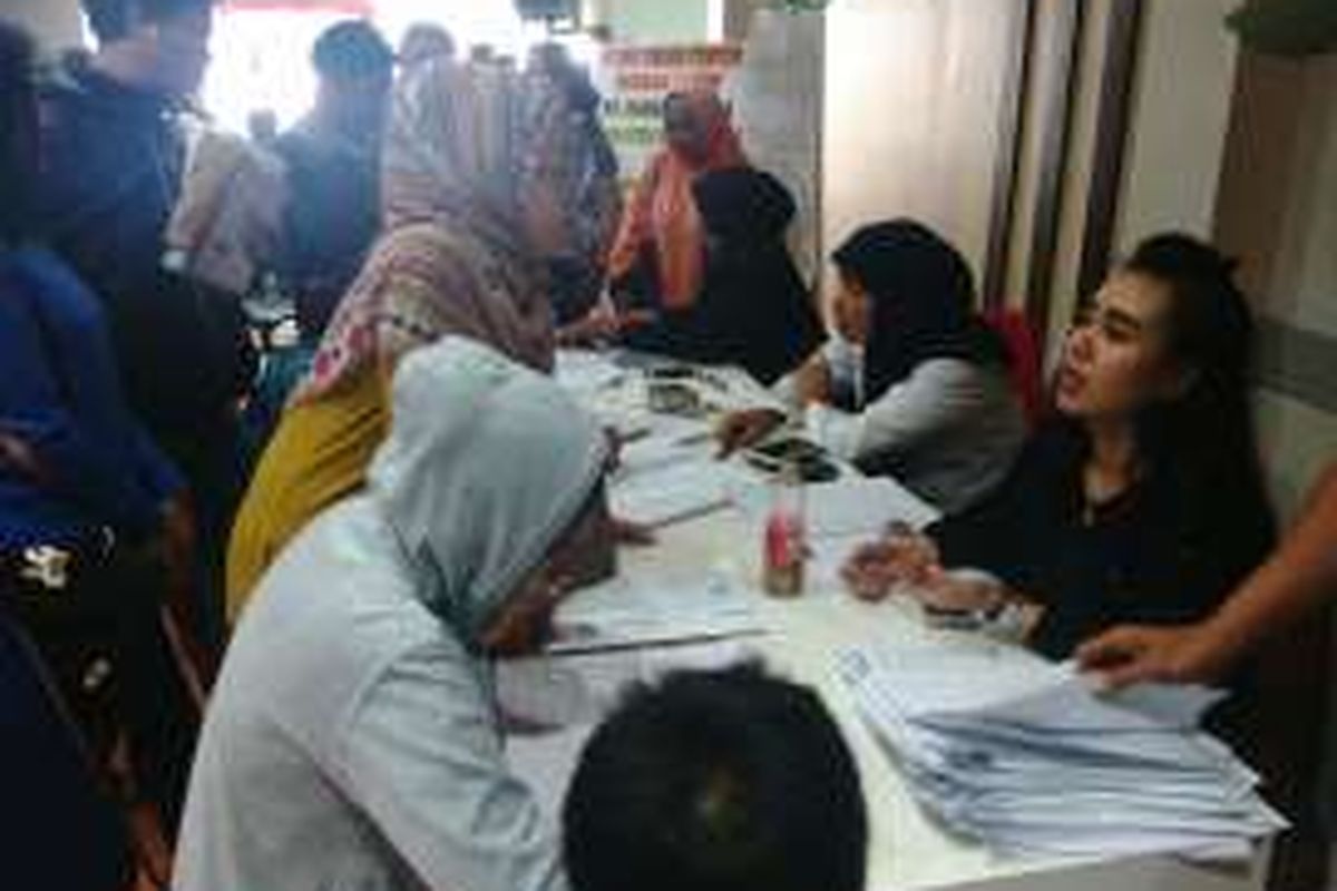 Sudah ratusan orang mendaftar di posko crisis center kasus vaksin palsu yang dibuka di RS Harapan Bunda, Jakarta Timur. Senin (18/7/2016)