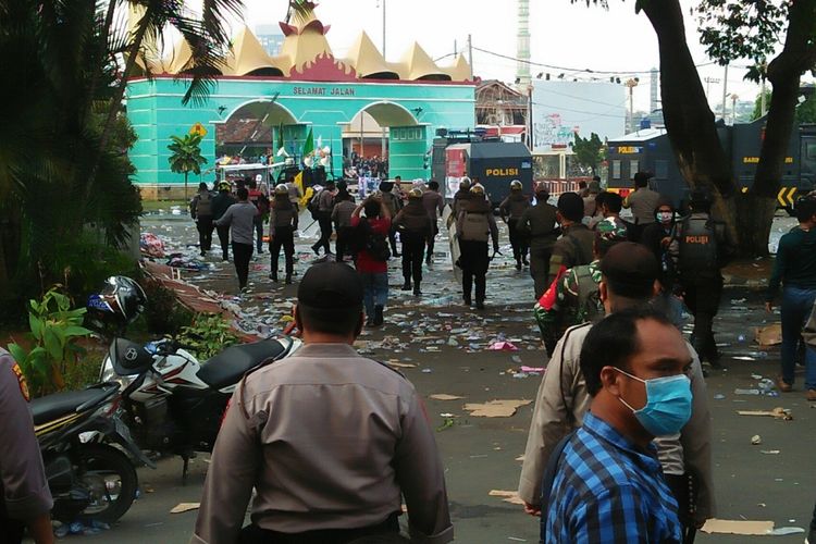 Aparat kepolisian membubarkan massa demonstran di depan gedung DPRD Lampung.