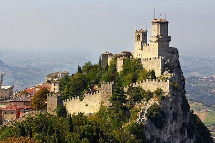 Benteng Guaita di puncang Gunung Titano, San Marino. Negeri kecil di Italia ini merupakan republik tertua di dunia.