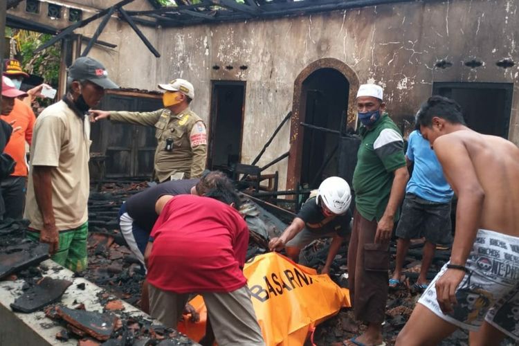 Evakuasi jasad korban kebakaran di Jalan Kenanga, Kelurahan Sidakaya, Kecamatan Cilacap Selatan, Kabupaten Cilacap, Jawa Tengah, Sabtu (13/2/2021) sore.