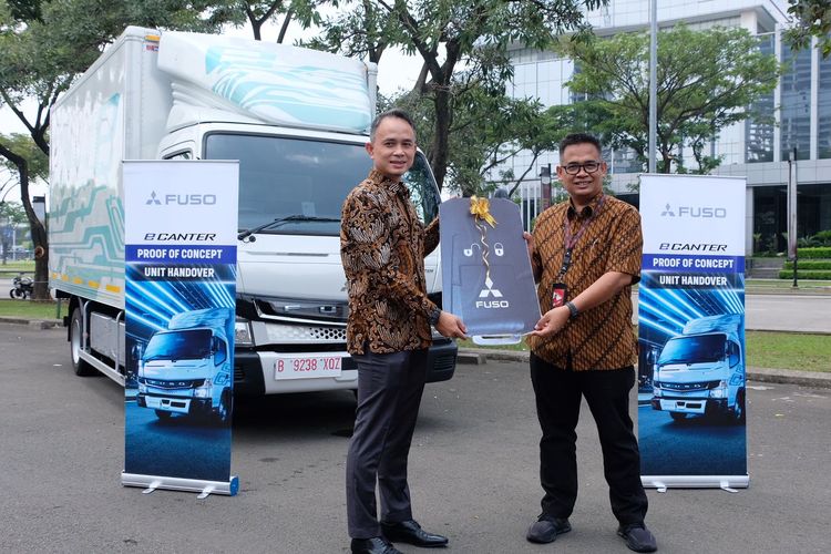 Kolaborasi PT KTB dan B-Log dalam Proof of Concept Mitsubishi Fuso eCanter