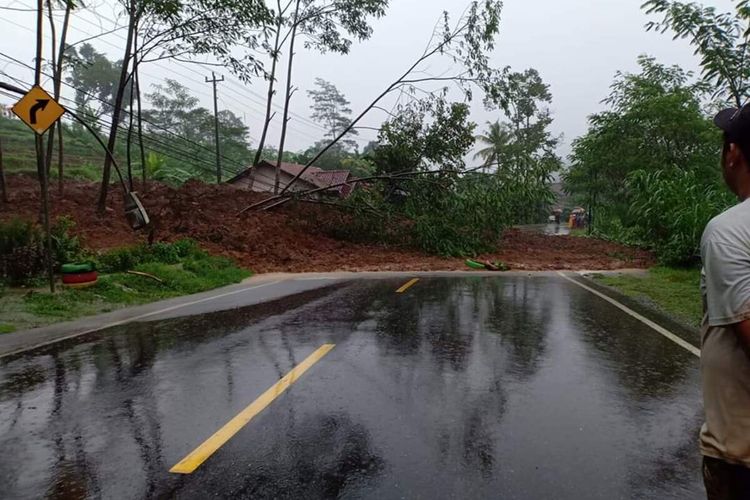 Longsor menutup jalan nasional penghubung Kabupaten Banjarnegara-Wonosobo, Selasa (17/12/2019).