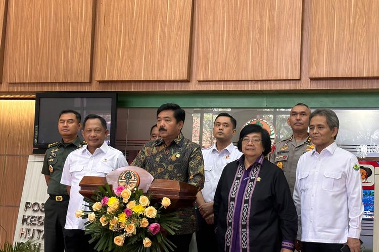 Menkopolhukam Hadi Tjahjanto, Menteri LHK Siti Nurbaya Bakar, dan Mendagri Tito Karnavian di kantor KLHK, Pejompongan, Bendungan Hilir, Jakarta, Kamis (14/3/2024). 