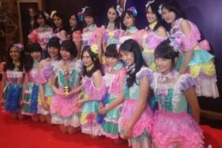 Grup idola JKT48 diabadikan usai menerima trofi penghargaan AMI Awards 2015 di Eco Park Ancol, Jakarta Utara, Selasa (22/9/2015) malam.