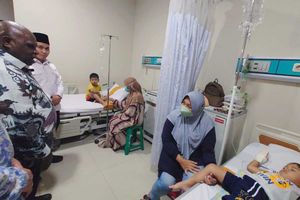 Jenguk Korban Dugaan Keracunan MBG di Mojokerto, Natalius Pigai: Tak Ada yang Menolak MBG