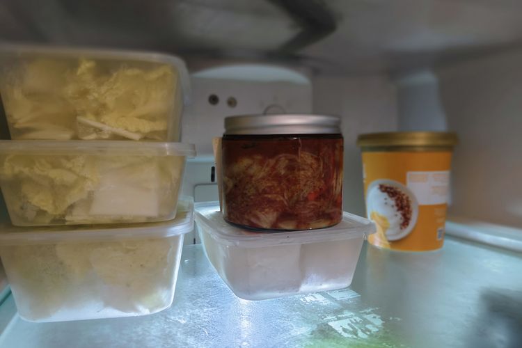 Penyimpanan kimchi di dalam kulkas untuk memperlambat proses fermentasi. 