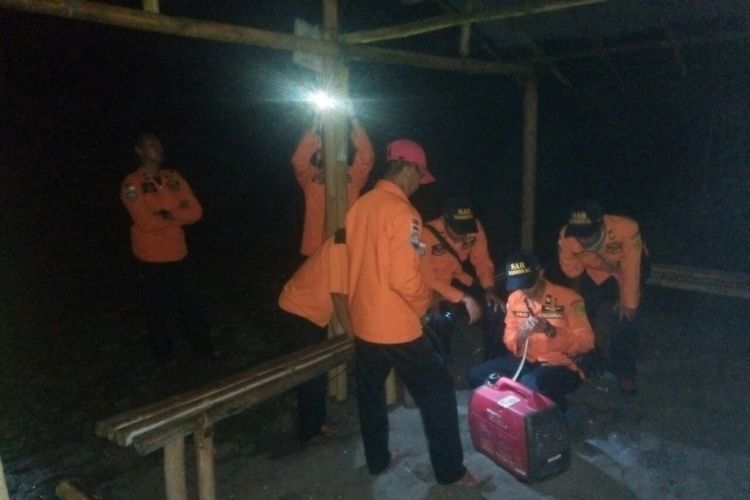 Personel Basarnas Pos SAR Cilacap memasang lampu tembak dan berjaga di sepanjang garis pantai Pantai Setrojenar, Kecamatan Bulus Pesantren, Kebumen, jawa Tengah, Minggu (5/11/2017).