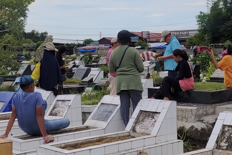 Para penziarah saat mengunjungi makam keluarga di TPU Tunggul Hitam Padang