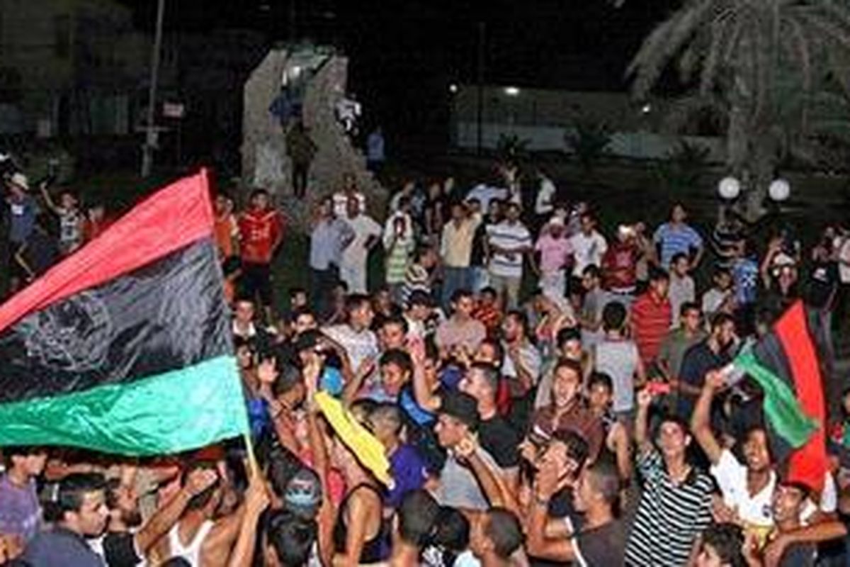 Para pemberontak Libya di Tajura, sebuah kawasan pinggiran Tripoli, merayakan keberhasilan karena bisa menguasai sebagian besar wilayah kota Tripoli. 