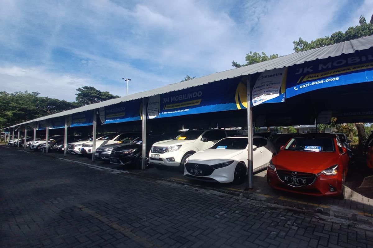 Mobil bekas di Bursa Mobil Bekas Carsentro Solo Baru, Jawa Tengah