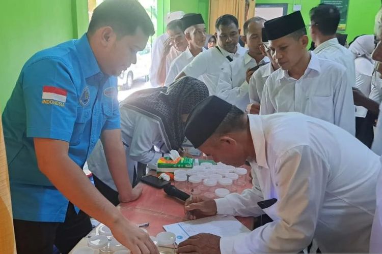 Petugas BNNK Banda Aceh saat melakukan tes urine terhadap pegawai di lingkungan Kemenag Aceh Jaya, Rabu (29/5/2024) 