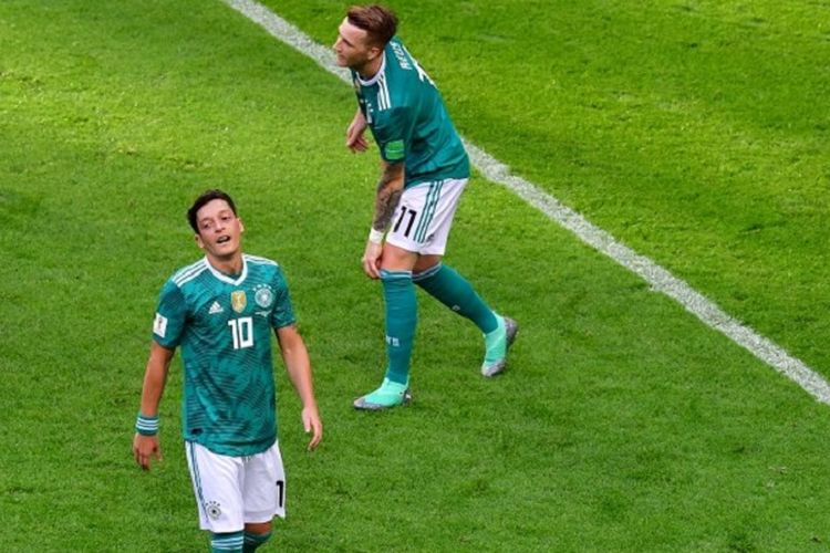 Mesut Oezil dan Marco Reus tampak kecewa seusai peluang Jerman gagal menjebol gawang Korea Selatan pada pertandingan di Kazan Arena, 27 Juni 2018. 