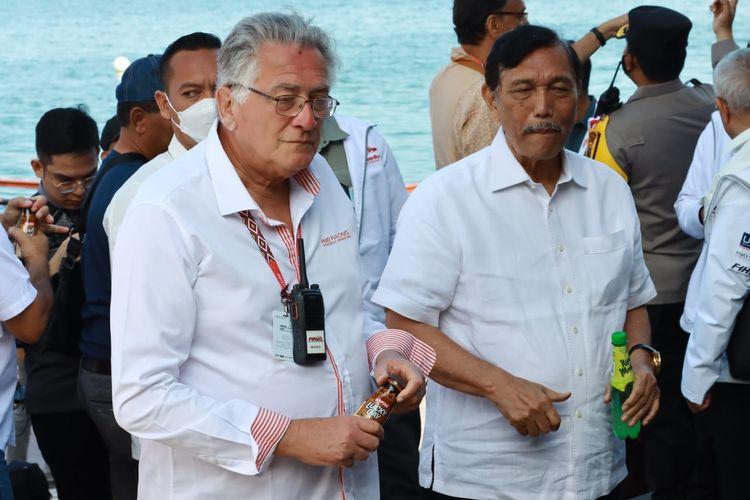 Founder H20 Racing Nicolo Di San Germano bersama Menteri Koordinator Bidang Kemaritiman dan Investasi Indonesia Luhut Binsar Pandjaitan saat menyaksikan balap perahu cepat bertajuk Kopiko F1 Powerboat (F1H2O) di Danau Toba.