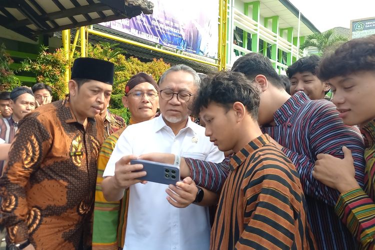 Kunjungi MAN 1 Yogyakarta Menko Pangan Zulhas Jadi Sasaran Selfie, Sempat Kebingungan Operasikan Gawai Siswa