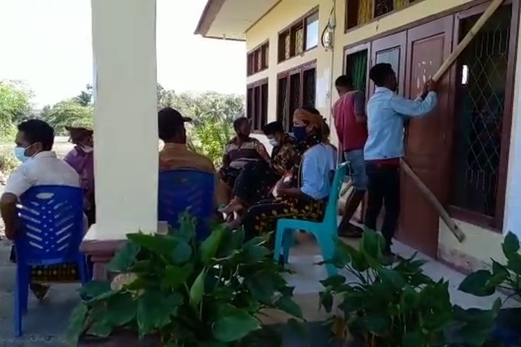 Foto : Masyarakat adat Leboleba, Kecamatan Asesa, Kabupaten Nagekeo, menyegel kantor  desa, Kamis (23/9/2021),  