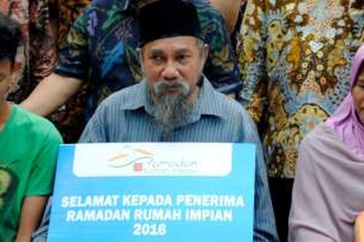 Samsuri Adrai menerima rumah gratis pada program Ramadhan Rumah Impian (RRI) yang rutin diselenggarakan oleh Realestat Indonesia (REI), Jumat (24/6/2016). di Serang, Banten.  