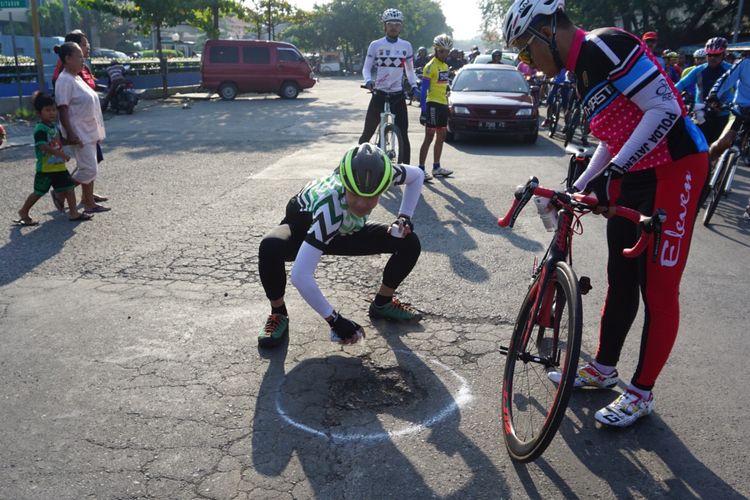 Ganjar Pranowo menandai jalan rusak menggunakan cat pilox di sela kegiatan bersepeda di Kota Semarang, Minggu (5/3/2017)