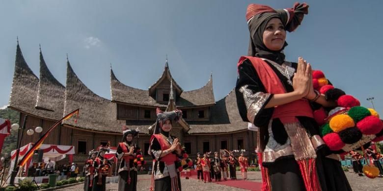 Peserta Tour de Singkarak (TdS) 2014 disambut dengan tarian khas Minang sebelum memasuki Istano Basa Pagaruyung, di Kabupaten Tanah Datar, Sumatera Barat, Senin (9/6/2014).