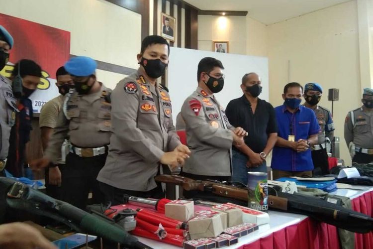 Beberapa barang bukti berupa dinamid hingga senjata laras panjang yang disita saat polisi menangkap 20 terduga teroris di 3 Kabupaten/Kota di Sulawesi Selatan, Kamis (7/1/2021).