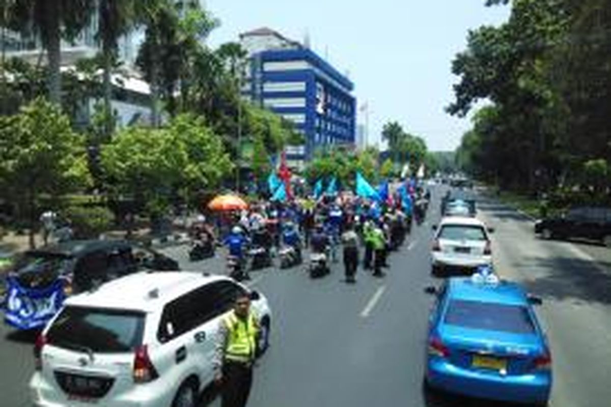 Massa buruh GSBI melakukan longmarch menuju Istana Negara, Selasa (20/10) siang.