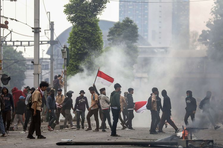 Pelajar melakukan Aksi Tolak RUKHP di Belakang Gedung DPR/MPR, Palmerah, Jakarta Barat, Rabu (25/9/2019).