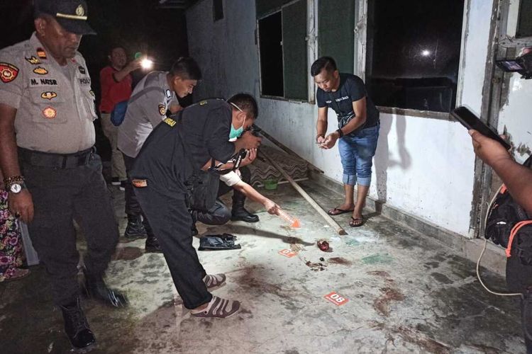 Aparat kepolisian di Kabupaten Takalar, Sulawesi Selatan tengah menggelar olah tempat kejadian perkara (TKP) di lokasi penemuan potongan tubuh manusia. Sabtu, (14/3/2020).
