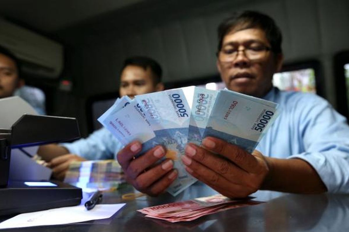 Petugas menghitung uang saat penukaran mata uang rupiah Negara Kesatuan Republik Indonesia (NKRI) tahun emisi 2016 di Blok M Square, Jakarta, Senin (19/12/2016). Bank Indonesia resmi meluncurkan uang NKRI tahun emisi 2016 dengan menampilkan 12 pahlawan nasional yakni 7 uang rupiah kertas dan dan 4 uang rupiah logam.