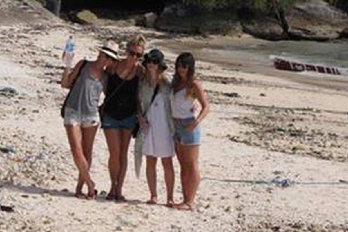 Turis di Nusa Lembongan, Bali.