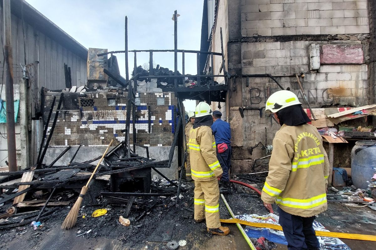 20 bangunan semi permanen di Jalan Mangga Ubi, Kelurahan Kapuk, Kecamatan Cengkareng, Jakarta Barat, dilanda kebakaran pada Senin (3/10/2022) siang.