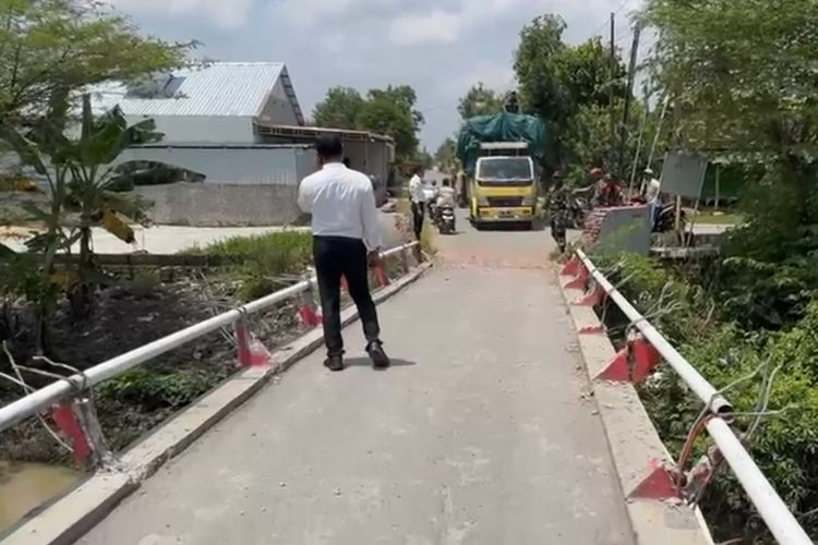 Kondisi jembatan ruas Jalan Megonten-Mijen di Desa Babad, Kecamatan Kebonagung pasca dirusak oleh warga, Senin (8/4/2024). (Polres Demak).