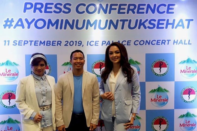 dr. Milka Inkiriwang, MARS selaku Kabid Humas Perhimpunan Dokter Umum Indonesia, Reisa Broto Asmoro, Brand Ambassador Le Minerale dan Bpk Febri Hutama selaku Marketing Manager Le Minerale berfoto bersama setelah acara Press Conference Ayo Minum Untuk Sehat. (Dok: Istimewa)