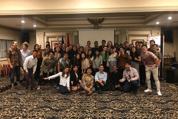 Konsul Jenderal RI di Sydney Heru Subolo (duduk, tiga dari kanan) bersama peserta Indonesia-Australia Youth Connection Night Senin malam (1/4/2019).