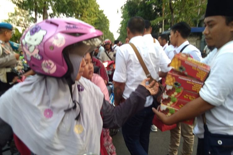 Aksi jurnalis berbagi makanan buka puasa di Jalan Arjuno Surabaya