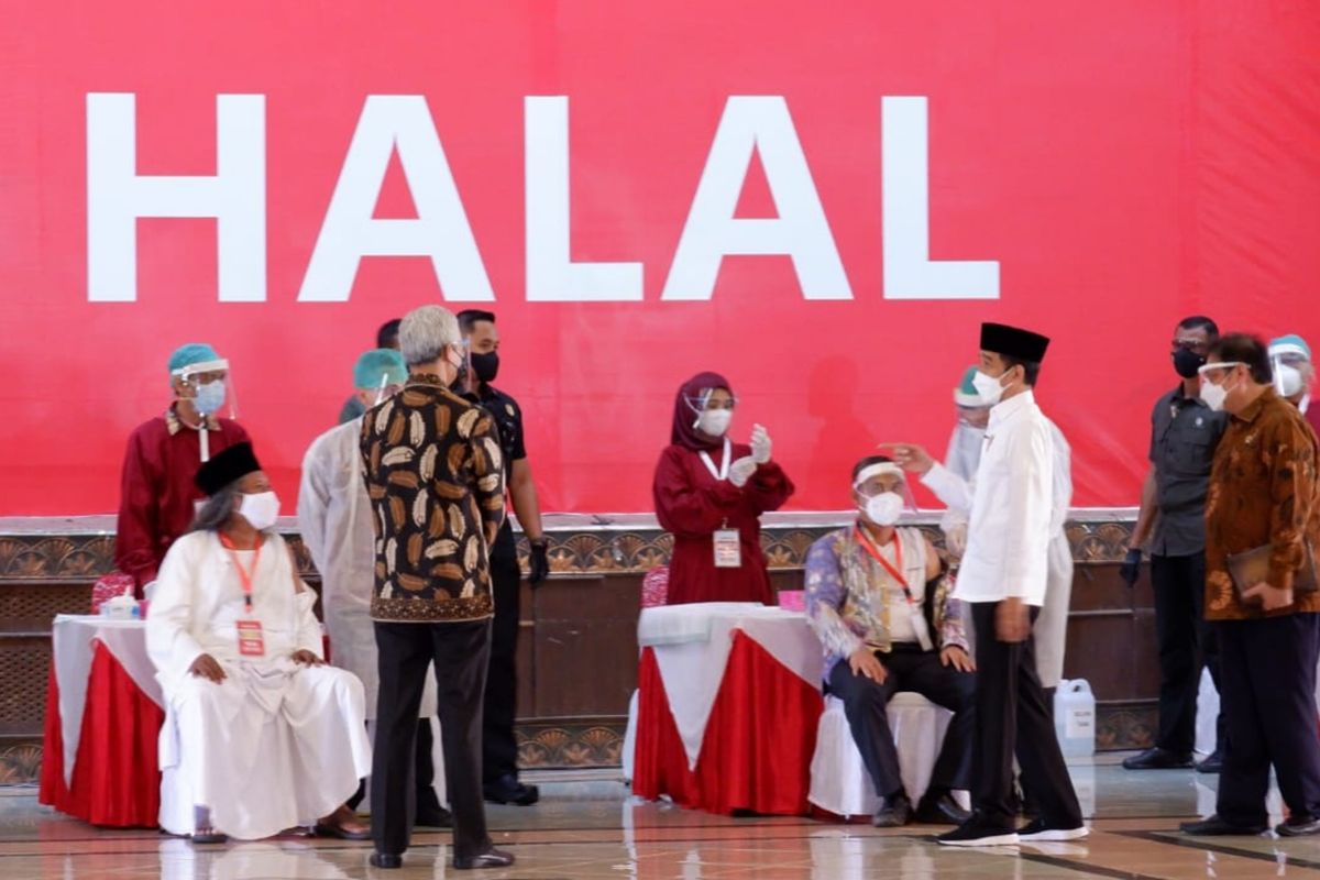 Presiden Joko Widodo menghadiri pelaksanaan vaksinasi terhadap para ulama, tokoh lintas agama dan para santri di Convention Hall, Masjid Agung Jawa Tengah (MAJT) pukul. 13.30 WIB, Rabu (10/3/2021).