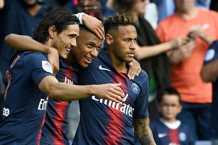 Penyerang Paris Saint-Germain, Kylian Mbappe (tengah), merayakan golnya bersama Edinson Cavani (kiri) dan Neymar dalam laga Liga Prancis kontra Angers di Stadion Parc des Princes, Paris pada 25 Agustus 2018.
