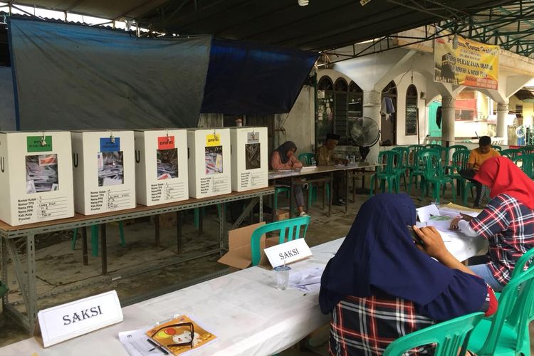 Pelaksanaan Pemilu lanjutan di TPS 11 Kelurahan Lawang Kidul Kecamatan Ilir Timur II, Palembang, Sumatera Selatan, Minggu (21/4/2019).
