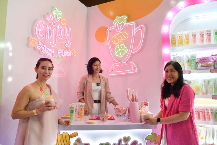 Perilisan Shinzu?i Glow Spa body exfoliating gel di The Girl Fest, Tunjungan Plaza 3, Surabaya, Jumat (22/09/2023)