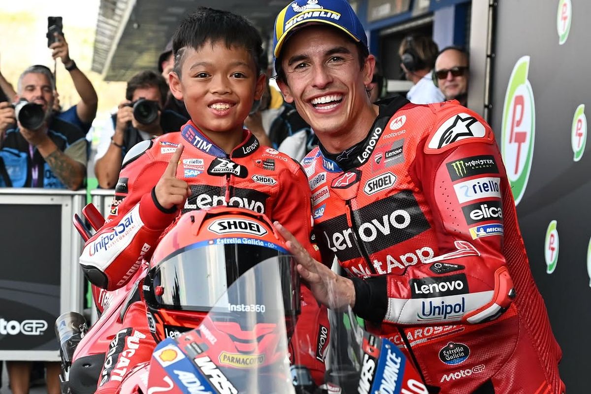 Foto Marc Marquez dengan fans dari Thailand di Parc Ferme MotoGP Thailand