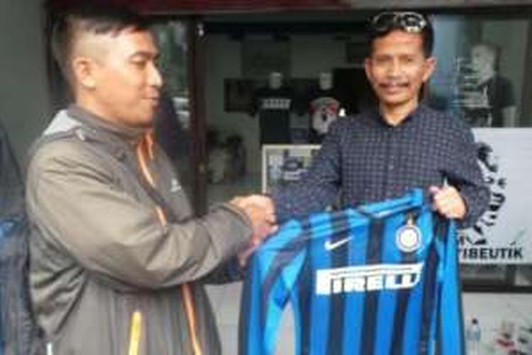 Mantan pelatih Persib Bandung, Djadjang Nurdjaman, menyerahkan jersey Inter Milan miliknya untuk acara lelang. Hasil penjualan akan disumbangkan kepada Ridho Maulidin Sukarna.