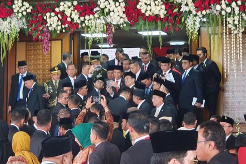 Usai Dilantik, Anggota DPR Rebutan Selfie Bareng Jokowi dan Foto di Gedung Kura-kura