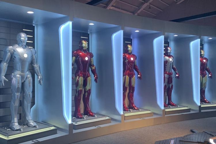 Kostum Iron Man dari masa ke masa ditampilkan dalam Marvel Studios: A Universe Of Heroes Exhibition Indonesia, Kamis (30/6/2022) di kawasan Pondok Indah, Jakarta Selatan.