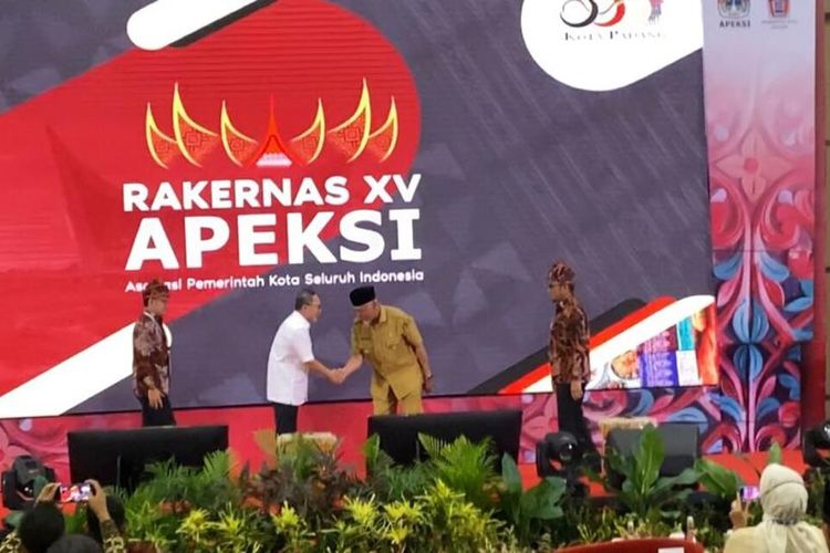 Mendag Zulkifli Hasan membuka Rakernas Apeksi di Padang, Senin (8/8/2022)