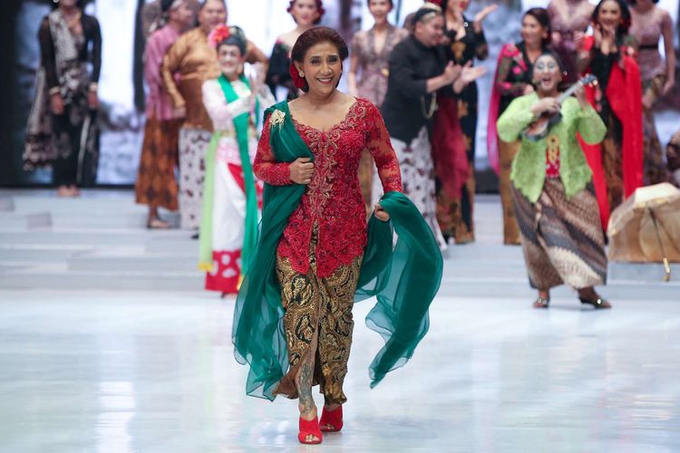 Menteri Kelautan dan Perikanan Republik Indonesia Susi Pudjiastuti menjadi salah satu penampil khusus membawakan baju rancangan Anne Avantie di Indonesia Fashion Week, Jakarta Convention Center, Jakarta, Kamis (29/3/2018). Peragaan busana dengan tema Sekarayu Sriwedari ini menampilkan busana 29 tahun Anne Avantie berkarya sebagai perancang busana.