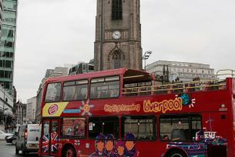 Berkeliling Liverpool bisa dilakukan dengan jalan kaki melewati jalur pedestrian yang lebar dan nyaman ataupun dengan naik bus wisata. Cara terbaik menikmati kemegahan bangunan kuno yang terawat di kota ini adalah dengan naik ke atap bus ini jika cuaca mengizinkan.