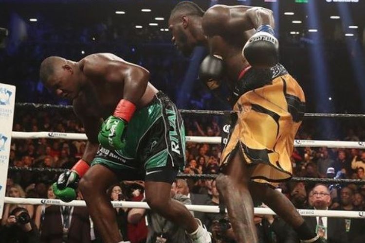 Deontay Wilder (kanan) memukul TKO Luis Ortiz (kiri), Sabtu (03/03/2018).