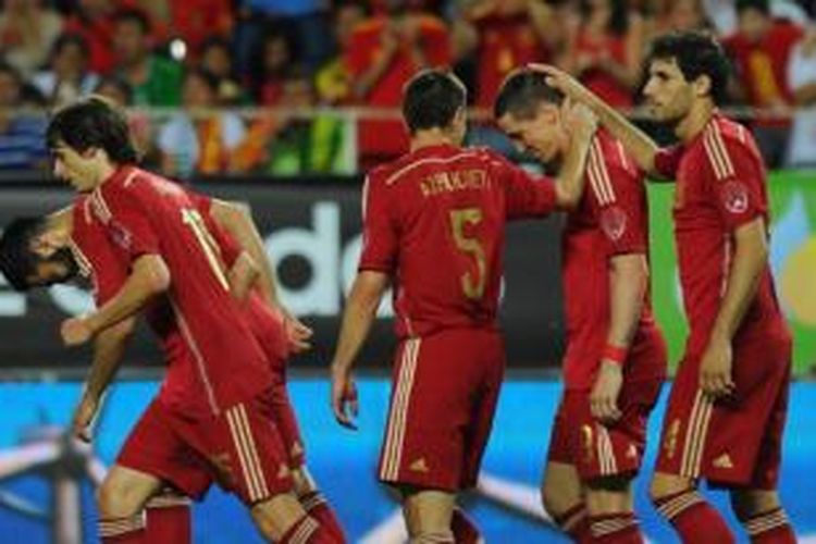 Para pemain Spanyol merayakan gol yang dicetak Fernando Torres (kedua dari kanan) ke gawang Bolivia pada laga persahabatan di Stadion Ramon Sanchez Pizjuan, Sevilla, Jumat (30/5/2014).