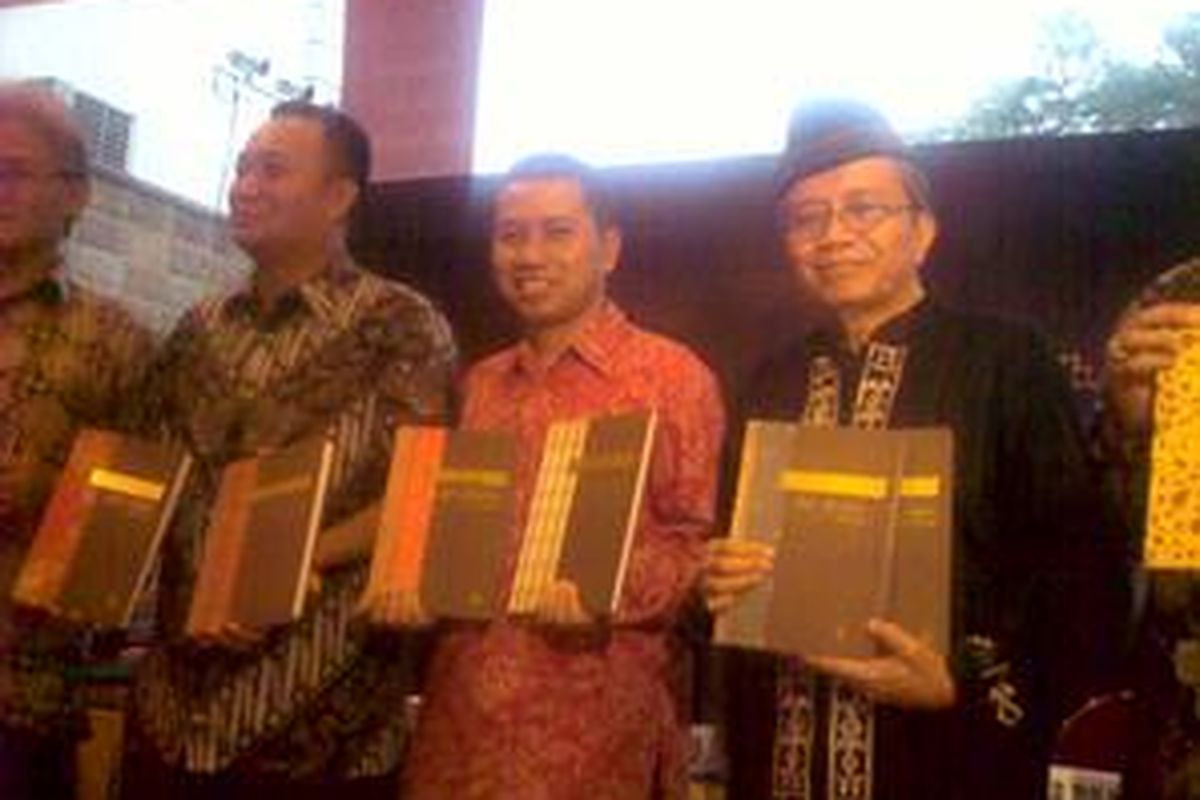 Sastrawan Taufiq Ismail (berkopiah) beserta Para Direksi Balai Pustaka berfoto sambil membawa 8 buku seri sastra klasik (10/6). Satu paketnya dijual Rp. 2.150.000.