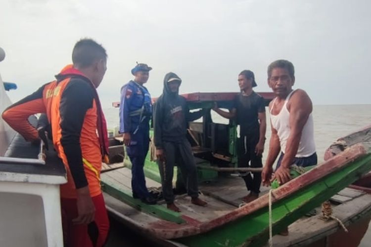 Petugas gabungan mencari nelayan yang hilang di perairan Sinaboi, Kabupaten Rokan Hilir, Riau, Kamis (23/5/2024).